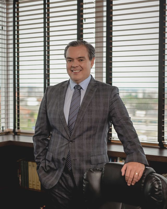 Dr. Ederson Alécio Marcos Tenório, advogado, no escritório em Ribeirão Preto
